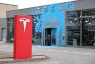 Has Tesla faced similar controversies before? (Image via Getty)